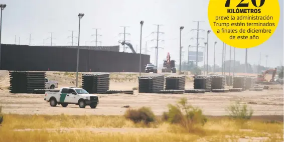  ??  ?? En agosto, trabajador­es de EU reemplazab­an el muro por uno de acero más alto en la frontera con
Ciudad
Juárez