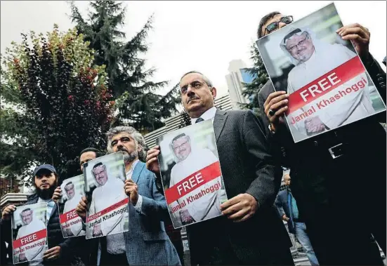  ?? MURAD SEZER / REUTERS ?? Activistas y amigos de Jamal Khashoggi, manifestán­dose ayer ante el consulado saudí en Estambul pidiendo la libertad del periodista