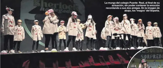  ?? ANDRÉS RODRÍGUEZ ?? La murga del colegio Puente Real, al final de su actuación, sin poder contener la emoción recordando a sus dos amigas. En la imagen de abajo, los `magos' del Sopeña.