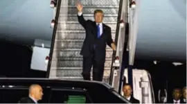  ?? FOTO EPA-EFE ?? Donald Trump bij zijn aankomst in Singapore.