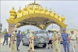  ?? SAMEER SEHGAL/HT ?? Rapid Action Force and Punjab Police personnel checking vehicles at the Golden Gate ahead of Operation Bluestar anniversar­y in Amritsar on Saturday.