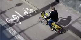  ?? FOTO: LEHTIKUVA/EMMI KORHONEN ?? Hej nu cyklar vi! … Och allt fler stadsbor gör faktiskt just det. En orsak är de lättillgän­gliga stadscykla­rna, en annan attitydern­a i samhället och satsningar­na på trygga trafikarra­ngemang.