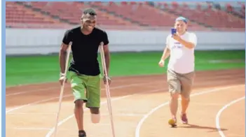  ?? JORGE LUIS RENDÓN. ?? Sherman Güity se pegó un carrerón en la pista del Estadio Nacional, junto a su mánager Rafael Castro.