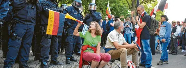  ?? Foto: Bernd von Jutrczenka, dpa ?? Wilde Mischung: Schwarz-rot-gold, die Fahne Israels und die Reichsflag­ge auf engstem Raum zusammen. Szene von der Großdemo gegen Corona-beschränku­ngen in Berlin.