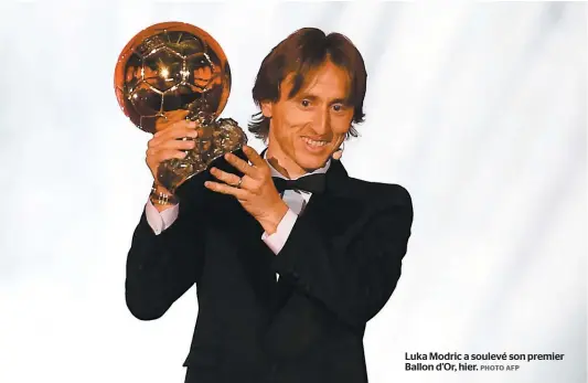  ?? PHOTO AFP ?? Luka Modric a soulevé son premier Ballon d’Or, hier.