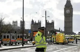  ??  ?? Ein Polizist sichert nach dem Attentat das abgesperrt­e Gelände vor dem Parlament und der Westminste­r-Brücke. Foto: Getty Images/Carl Court