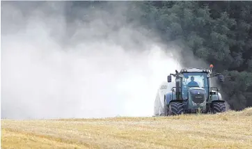  ?? (Foto: dpa), notwendig ist. ?? Die Bauern im Südwesten leiden unter den Folgen der Sommerhitz­e. Während die Ertragsmen­ge der Getreideer­nte sehr wahrschein­lich sinke, stiegen wohl die Produktion­skosten bei Salat, Beeren, Kraut, Kartoffeln und Einlegegur­ken, sagte eine Sprecherin des...