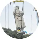  ??  ?? 29 DE JUNIO DE 2013
Abajo del pedestal. Pese a una orden judicial que lo impide y a la oposición del Gobierno porteño, la estatua de Colón es bajada de su pedestal y acostada. Luego, embalarán el resto de esa pieza.