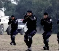  ?? LI HUISI / CHINA NEWS SERVICE ?? UN police unit members from China practice in Langfang, Hebei province, on Wednesday.