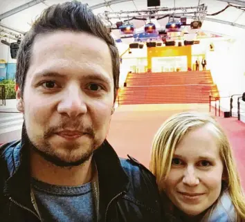  ?? Foto: Michael Hehl ?? Die Augsburger Kinobetrei­ber Michael Hehl und Daniela Bergauer am roten Teppich in Cannes. Bei den Filmfestsp­ielen halten sie nach interessan­ten Produktion­en Ausschau.
