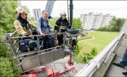  ?? FOTO WIM HENDRIX ?? Ook schepen Fons Duchateau werd door de brandweer met een ladderlift vanop een terras op de vijfde verdieping geëvacueer­d. “Met dank aan de hulpdienst­en.”