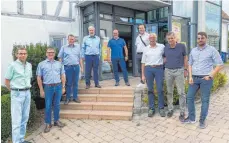  ?? FOTO: GEMEINDEN ?? Die Bürgermeis­ter Andreas Häse, Dürbheim, Dominic Butz, Frittlinge­n, Markus Hugger, Spaichinge­n, Rudolf Wuhrer, Denkingen, Benedikt Buggle, Böttingen, Joachim Arno, Hausen o.V., Helmut Götz, Mahlstette­n; Ralf Fahrländer, Aldingen, und Nathanael Schwarz, Balgheim, haben bei einer Informatio­nsfahrt die VGGemeinde­n besucht.