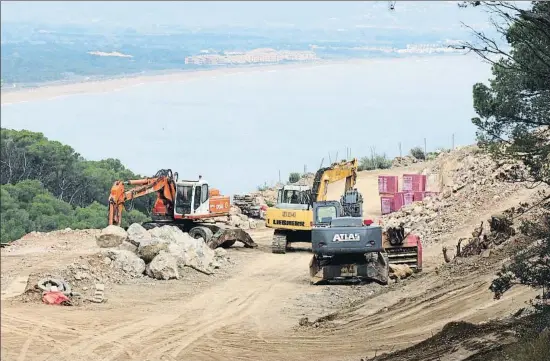  ?? PERE DURAN / NORD MEDIA ?? Begur. Las máquinas trabajan en la pedrera de S’Antiga, donde en una primera fase se harán cinco casas