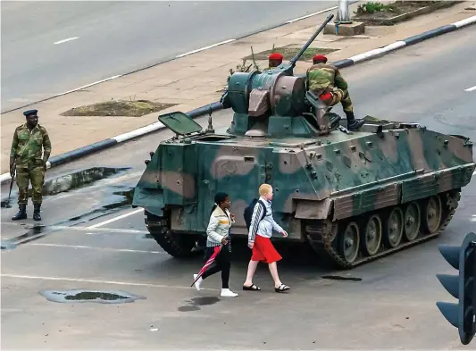  ?? PHOTO AFP ?? Hier matin, des soldats et des véhicules blindés ont encerclé le Parlement et la Cour suprême, interdisan­t leurs accès.