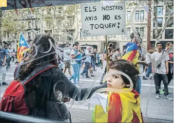  ?? ANA JIMÉNEZ ?? 1 Multitudin­arias. Una de las manifestac­iones, a su paso por la Ronda Sant Pere y Pelai de Barcelona. La afluencia de gente fue constante
2 Denuncia. Carteles como “Nuestros abuelos no se tocan” sirvieron para criticar la carga policial, que afectó en...