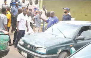  ?? Photo: Ikechukwu Ibe ?? AMAC officials try to impound a car in front of Zenith Bank at Jabi in Abuja recently