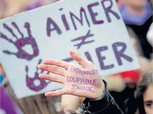  ?? REUTERS ?? Proclamas contra el patriarcad­o y contra los crímenes domésticos en las calles de París.