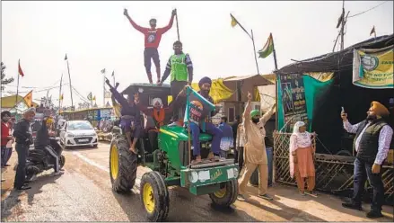  ?? XAVIER GALIANA AFP VIA GETTY IMAGES ?? Farmers celebrate Friday after India’s Prime Minister Narendra Modi announced a repeal of three agricultur­al reform laws that sparked almost a year of huge protests by farmers across the country.