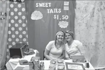  ?? CHRIS SAULNIER ?? Jillian Featherby and Olivia Pineo with their business, Sweet Tails.