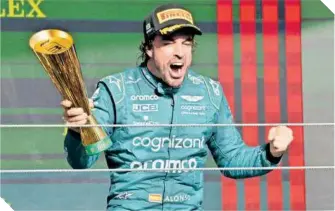  ?? ?? Fernando Alonso celebra con todo un tercer lugar en el Gran Premio de Brasil, en 2023.