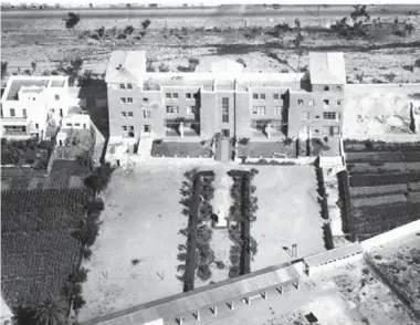  ?? ?? Vista del colegio de las Hijas de Jesús en el malecón de la Rambla. Las zonas próximas a la escuela formaban aún parte de la vega de Almería.