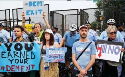  ?? REUTERS/DOMINICK REUTER ?? Supporters of US Senator Bernie Sanders protest a flag burning by a group of communists opposed to all the presidenti­al candidates outside the Wells Fargo Center on the final day of the Democratic National Convention in Philadelph­ia on Thursday.