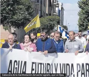  ?? ?? Cabecera de la manifestac­ión del sector agrario, ayer en Ejea.