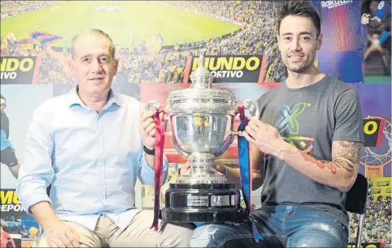  ?? FOTOS: JOAN LANUZA ?? Andreu Plaza y Paco Sedano, felices con la Copa del Rey en Mundo Deportivo Es la quinta en el palmarés del club y en el del portero, que levantó su primer trofeo como capitán