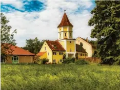  ??  ?? Das Schloss Blumenthal mit seinem Biergarten liegt auf etwa halber Strecke und bie‰ ten eine Einkehrmög­lichkeit.