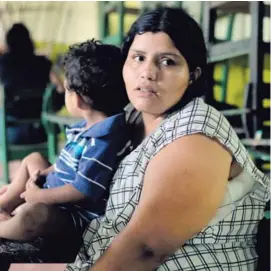  ?? ALONSO TENORIO ?? Angie Salazar y su hijo Zair Josué, de dos años, están en el albergue que se habilitó en el Liceo de Santa Cruz, Guanacaste.