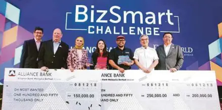  ?? [ FOTO HAFIZ SOHAIMI / BH] ?? Kee Sin, (dua dari kanan) dan Kornreich (dua dari kiri) bersama tiga pemenang utama Bizsmart Challenge 2018 di Semenyih.