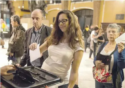  ?? Foto: dpa ?? Katalanen am Sonntag in einem Stimmlokal für das Referendum.