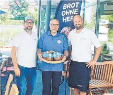  ?? FOTO: PR ?? Andre und Fabian Kloos überreiche­n eines der ersten Brote an Gerd Gunßer, Leiter der Bahnhofsmi­ssion.