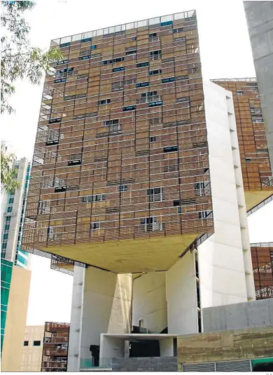  ?? D. S. ?? La torre de oficinas Cube-I, en Guadalajar­a, México, devolvió a Pinós a la primera línea de la arquitectu­ra mundial.