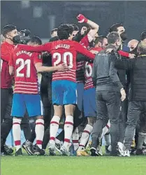  ?? FOTO: GETTY ?? Piña histórica
El Granada celebra su clasificac­ión en Nápoles