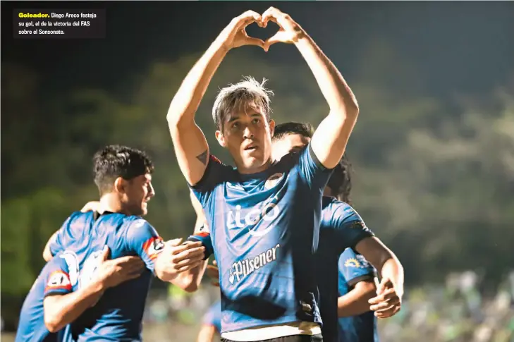  ??  ?? Goleador. Diego Areco festeja su gol, el de la victoria del FAS sobre el Sonsonate.