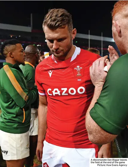  ?? ?? A disconsola­te Dan Biggar leaves the field at the end of the game
Picture: Huw Evans Agency