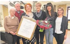  ?? FOTO: HS ?? Gisela und Gerd Nuyken gratuliert­en der Frisörmeis­terin Claudia Wenzel ebenso wie Sandra Hülsmann, Solveig Zawidzki und Joyce Nassauer (v.l.).