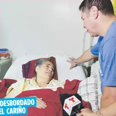  ??  ?? DESBORDADO
EL CARIÑO
Arriba, Raymond charla con la paciente Alma Rosa Vélez. A la extrema izquierda, Raymond en el Centro de rehabilita­ción, que inaugurará a final de mes. Al lado, el animador junto a Luz Acevedo. Abajo a la izquierda, Raymond abraza...