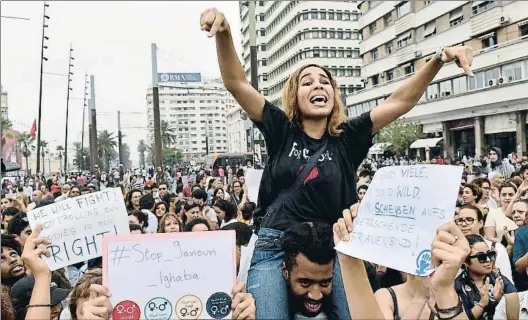  ?? STRINGER / AFP ?? Indignació. Protesta a Casablanca, a l’agost, després de la violació d’una discapacit­ada per un grup d’adolescent­s; a baix, l’alcalde de Rabat