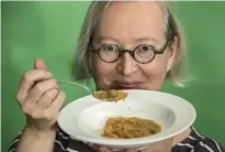  ??  ?? KOKAR SJäLV. Journalist­en Annika Rentola kokar gärna själv sin vegetarisk­a ärtsoppa av torkade ärter, men det händer allt oftare att hon öppnar burkversio­nen hemma till vardags.