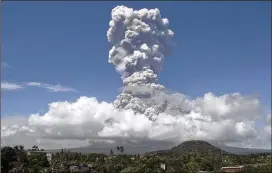  ?? EARL RECAMUNDA / ASSOCIATED PRESS ?? A thick gray cloud of ash billows high above the summit of Mount Mayon in the Philippine province of Albay on Monday. Authoritie­s raised the alert level to 4, an indication that a hazardous eruption is imminent.