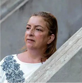  ?? Eduardo Anizelli/Folhapress ?? Ana Cristina Gagliardo, 43, que ‘adotou’ adolescent­e que invadiu sua casa, em Tatuí (SP)
