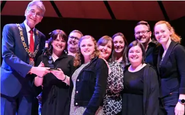  ?? Borough Council Picture: Reading ?? WINNERS:
Avenue collecting their winner’s trophy from the mayor of Reading, Cllr Tony Page.