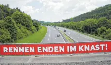  ?? FOTO: DPA ?? In Baden-Württember­g warnen Banner vor illegalen Autorennen – im bayerische­n Augsburg steht nun ein erster Prozess an, bei dem verschärft­e gesetzlich­e Regelungen zur Anwendung kommen.