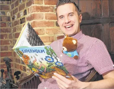  ?? Picture: Barry Duffield FM3555857 ?? Phil Gallagher, Mister Maker from the Cbeebies television children show, reads to Ted the bear