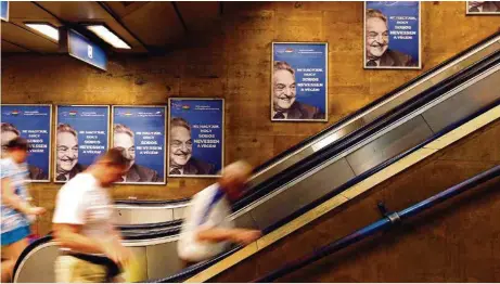  ?? (REUTERS/LASZLO BALOGH) ?? Dans un métro de Budapest, des affiches qui dénigrent George Soros.