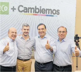  ??  ?? Visita. Peña con Canteros, Valdés y Tassano, intendente electo.