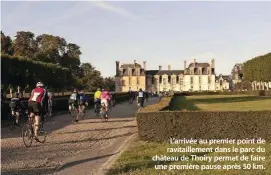  ??  ?? L'arrivée au premier point de ravitaille­ment dans le parc du château de Thoiry permet de faire une première pause après 50 km.
