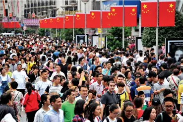  ??  ?? Le 3 octobre 2017, le troisième jour des vacances de la Fête nationale, la rue Nanjing était bondée à Shanghai.